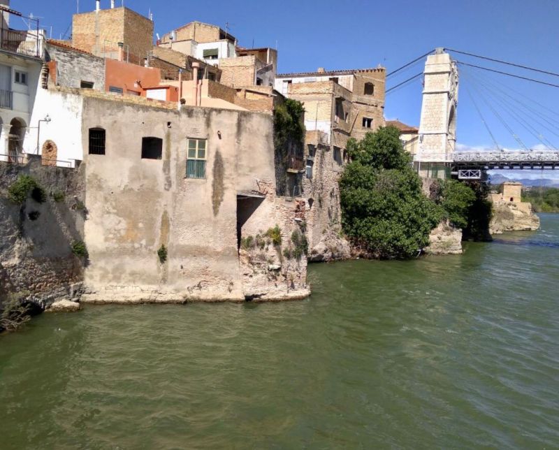L’Ajuntament d’Amposta compra dos habitatges del carrer Victòria dins el projecte de recuperació de la façana fluvial